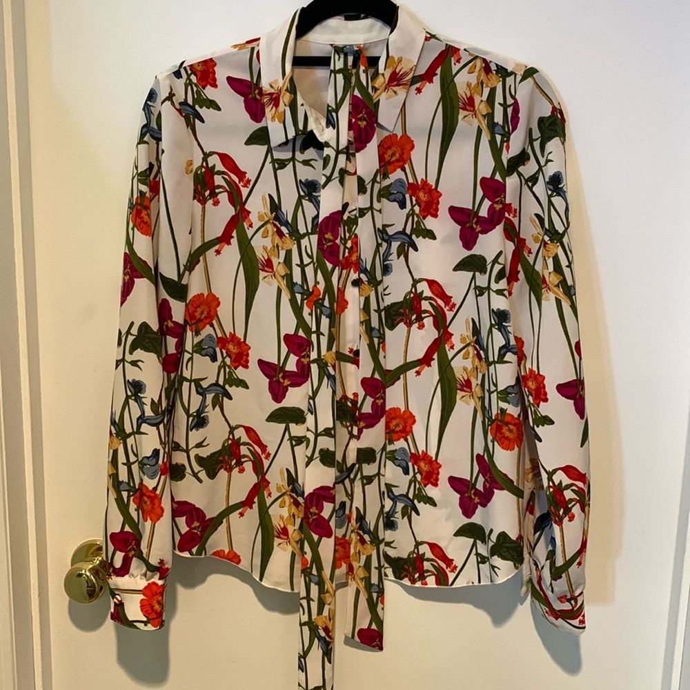 Pretty floral Little Moon blouse with tie. Sz S. EUC.